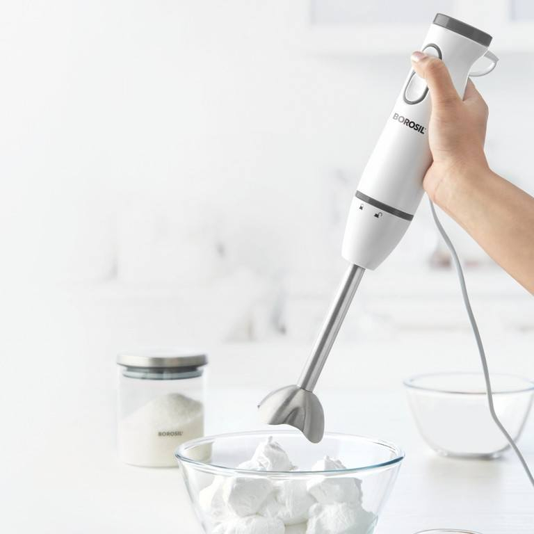 هذا المنتج هو خلاط يدوي (Hand Blender) من ماركة بوروسيل (Borosil)، موديل Masterblend SW21. يُستخدم بشكل أساسي لهرس الخضروات والفواكه، وتحضير العصائر والصلصات والشوربات بسهولة. 
ElRyan
ElRyan
 +2
المواصفات الفنية:
القوة الكهربائية: 500 واط، مما يضمن أداءً فعالاً وسريعاً.
خيارات السرعة: يحتوي على خيارين للسرعة للتحكم في قوام الطعام.
المواد: مزود بشفرات حادة وعمود فك وتركيب مصنوعين من الفولاذ المقاوم للصدأ (Stainless Steel) لضمان المتانة وسهولة التنظيف.
الأمان: المحرك مزود بحماية "ثيرموستات" (Thermostat Safety) لضمان السلامة أثناء الاستخدام المكثف.
المحتويات: يأتي عادةً مع وحدة المحرك، عمود الخلط، وقدح (Beaker) سعة 500 مل. 
ElRyan
ElRyan
 +4


**إذا كنت صاحب هذا الإعلان وتريد حذفه لأي سبب، رجاءا أرسل رسالة إلى الدعم الفني**