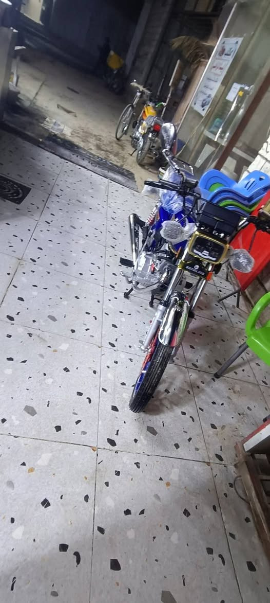 السلام عليكم ورحمة الله وبركاته ....
عندي دراجه سونك مثل ما موضح امامكم دراجه نضيفه خير من الله كفاله عامه أوراق ما مرقمه محرك ما مفتوح نضيفه موديل 2025 رايدها نشالله ب 750 وبيها مجال للطيبين 
مكاني ديوانيه دغارة هذا رقمي 
***********
