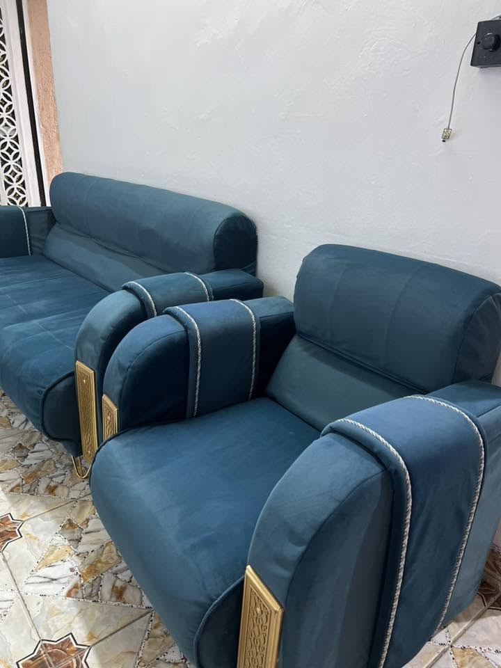 تخم تركي جديد عشر مقاعد قوي متانه سعره 350وبي مجال مكان بابل ع شارع 60وره كراج الموحد 
رقم ***********
