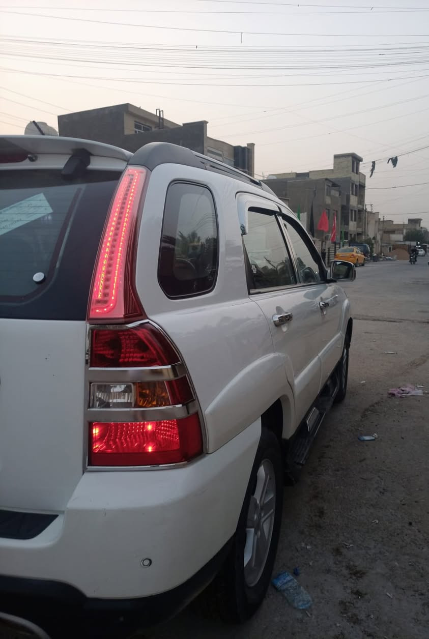 السلام عليكم ورحمة الله للبيع سبورتج موديل 2010 رقم بغداد خليجي سنويه باسمي تحويل مباشر كير ومحرك جيد حداديه وتايرات جيد كهربائيّات كلهه شغاله شاشه ايباد مابيهه صبغ فقط تبديل بنيد بدون ظرر سياره جاهزه سعر 123 للستفسار ***********
