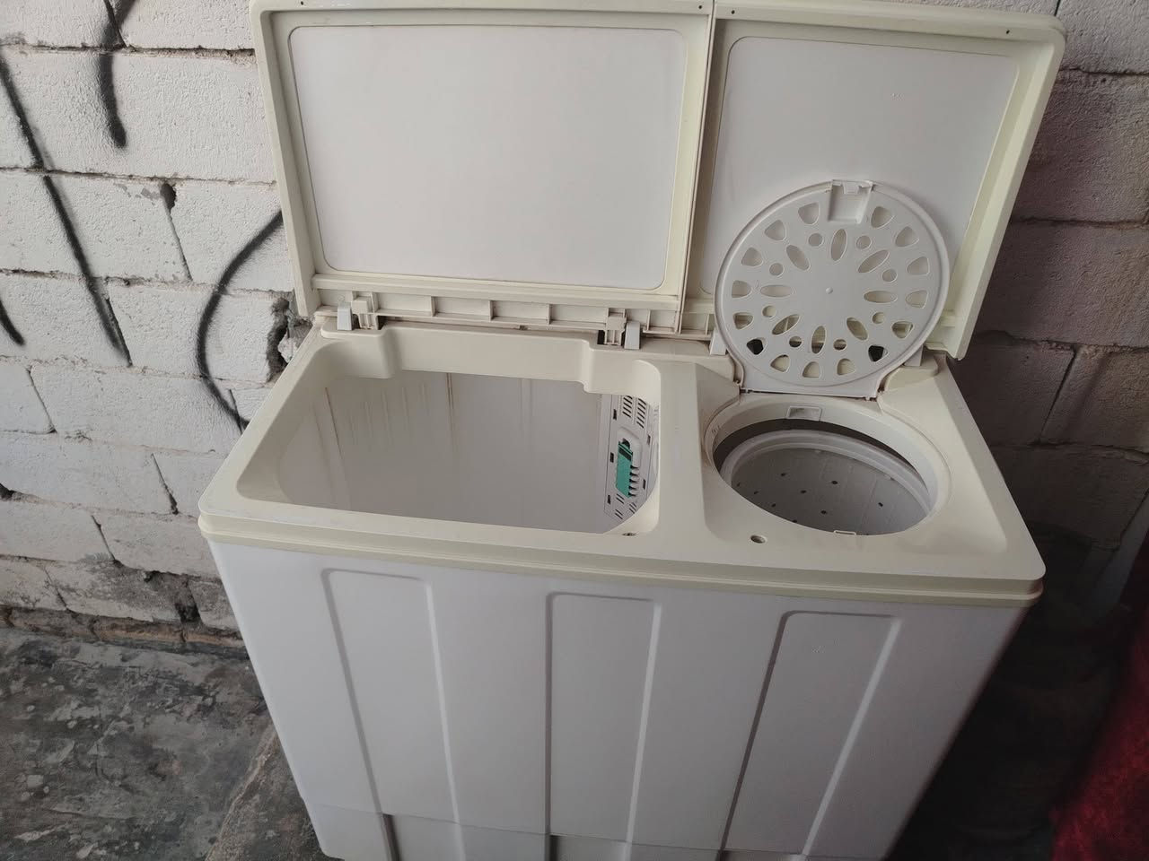 غساله للبيع
150 اخت الجديده
12 كيلو
بيها مجال قليل 
دور نسيج.  الرقم بي واتساب
***********
