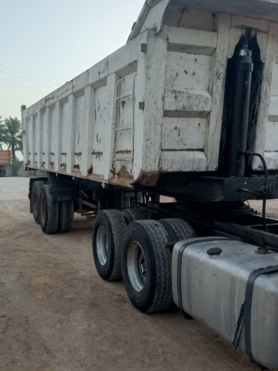 السلام عليكم اسكانيا مشلح 113 كير 5 *5 رقم واسط نكليزي بسمي سنويه  لل 30 سنكل خلفي مزوج تنباع راس وعربانه تخم تاير السعر 260 وبيها مجال للشراي مكان بابل الحصوه رقم ***********
