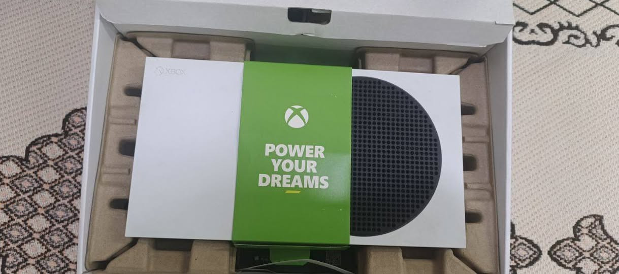 السلام عليكم
شلونكم شباب،
عندي اكس بوكس سيريس S للبيع، الجهاز مستعمل شويّة بس نضافته تخبّل، 
🔹 نظافة ١٠٠٪؜ – ما بي خدش، لا ضربة، ولا أي خلل
🔹 السعة: 512GB – ينزل ألعاب هواي ويمشي سلس
🔹 البطاريات الأصلية مال الجويستك بعدني ما فاتحهن أصلاً! بعدهن نايمات بالعلبة
🔹 كل أغراضه موجودة – مرتب ومحفوظ مثل الذهب

✅ الجهاز ما بي شي،تربطه وتلعب، أداءه سريع ومرتب، يدعم ألعاب الجيل الجديد بدون أي تقطيع لحد 120 فريم والجودة 2k
يفيد للناس اللي تريد جهاز نضيف ومرتاح، لا تصليح لا تعب

💰 السعر ٤٠٠ ألف دينار عراقي
📉 وبيه مجال للجادين

📍 المكان: الطارمية
📩 التواصل خاص او عله هذه الرقم:***********
