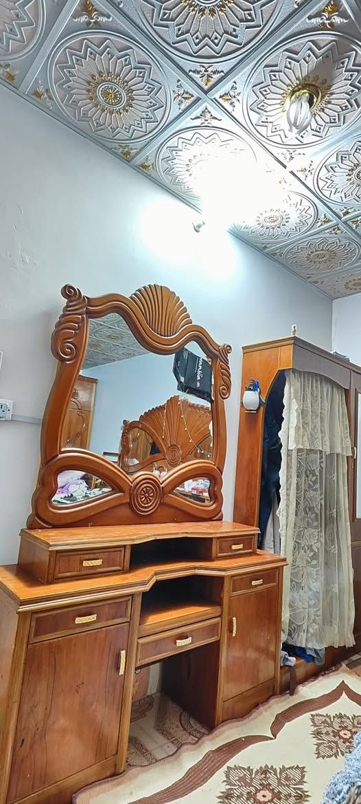 للبيع غرفة اخشاب صاج عراقي
مابيها ضرر
(٥) قطع

للتواصل
***********
