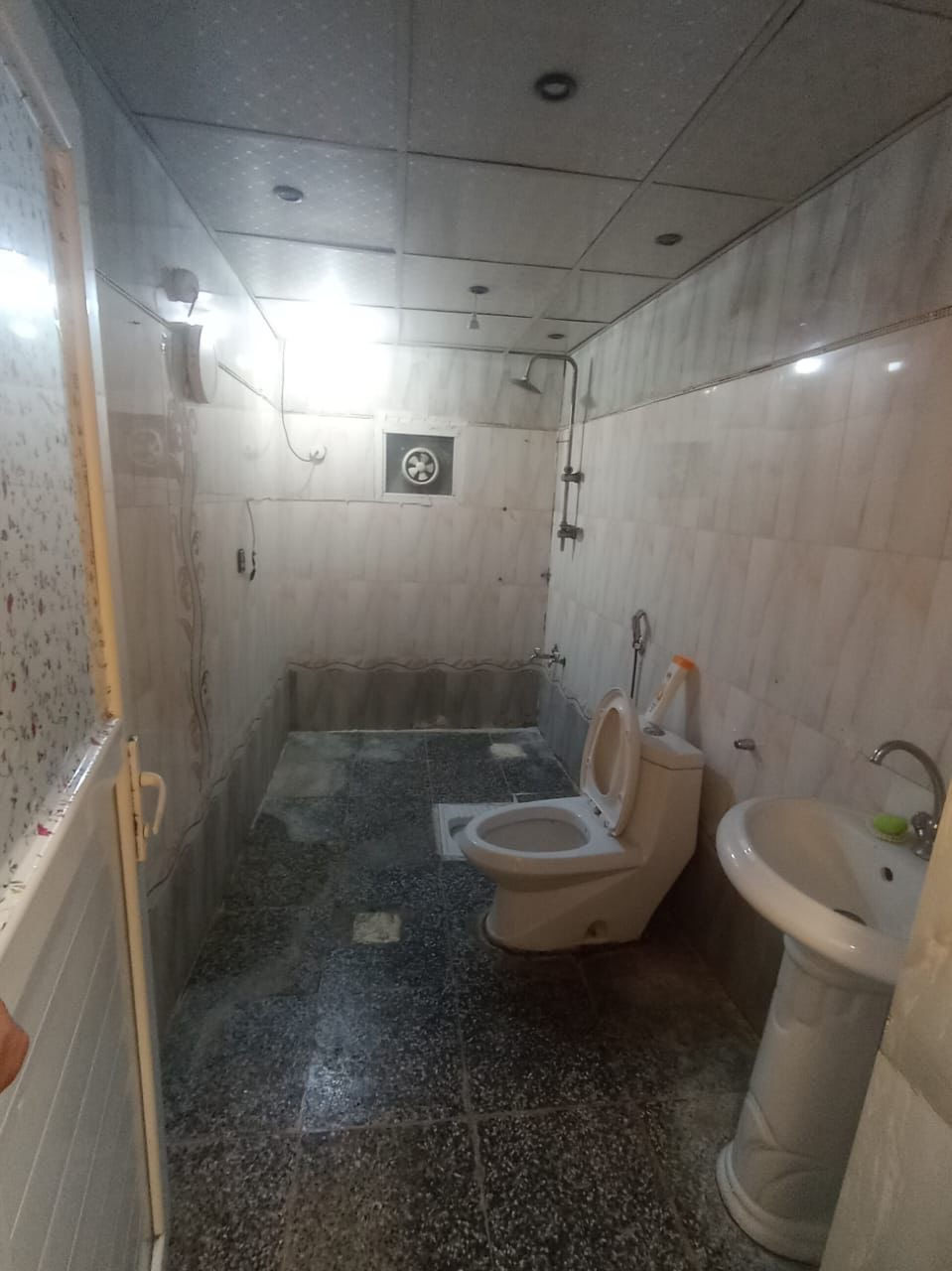 #للايجار____في____السيدية
مشتمل طابق اول فوق الارضي معزول عزل تام  

يحتوي على غرفة وصالة ومطبخ وخدمات 

قيمة الاجار:500 قفل 

للاستفسار:***********

او زيارة مكتب الفهد الهندسي للمقاولات العامة/شارع جامع الاقصى مقابل مكتبة الحكم سنتر
