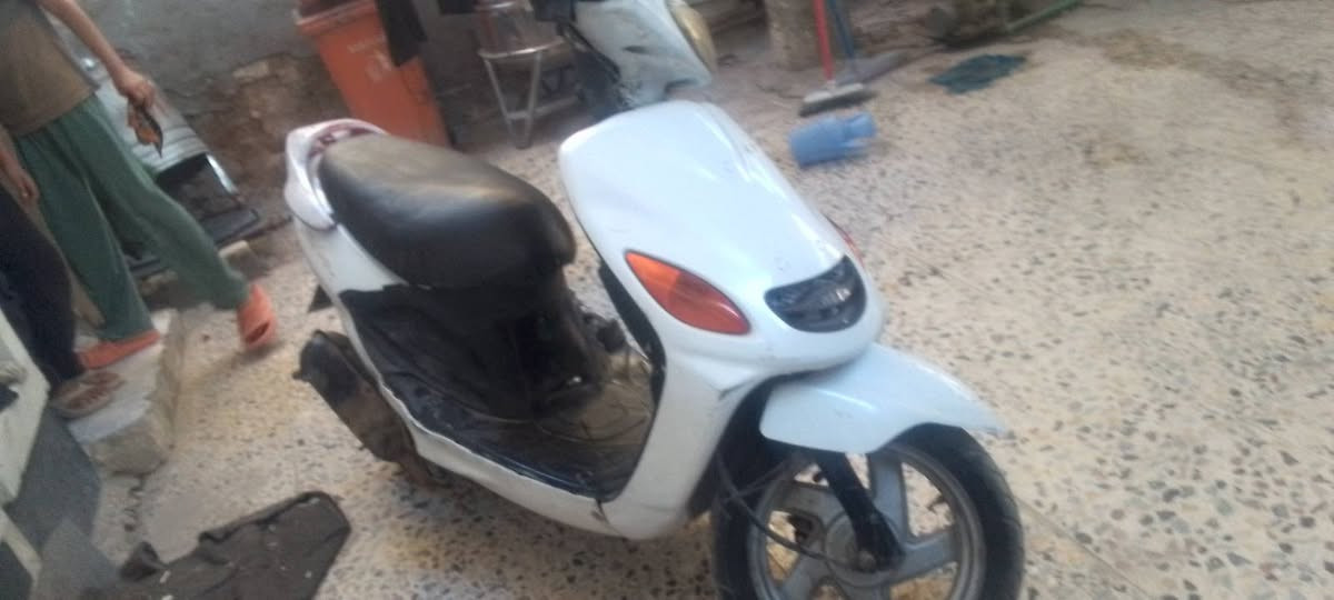 سلام عليكم  دراجه ناريه تكروز  كلشي كهربائيه زينه بس عطلها مكينه السعر 125 وبيها مجال رقم ***********
