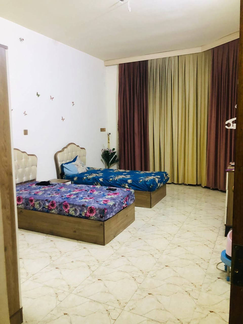 مشتمل طابقين بناء طابوق حديث ضلع منفصل وسقف منفصل للبيع المساحة ١٢٥ متر الوجه ٦ وربع ونزال ٢٠ المكان فلوجة حي الأمين منطقة ال ١٦ قريب على جامع السلام شارعه ١٠م
المحتويات

الطابق الأول
طرمة وتواليت ومطبخ وديوانية ومناور عدد ٢ وغرفة نوم

الطابق الثاني
غرفتين نوم وصاله وصحيات
ودرج خارجي للسطح

السعر المطلوب بي ١٢٥ مليون وبي مجال للاستفسار الاتصال على الارقام التالية

*********** واتساب
***********
