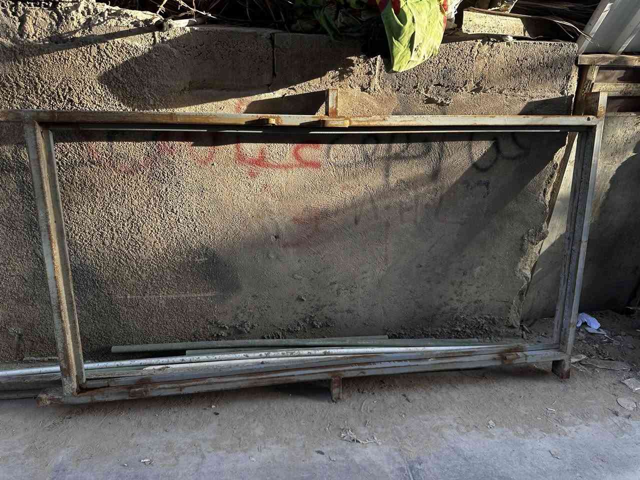 باب جديد غير مستعمل مجرد متروك يعني شي بسيط الباب حديد ثقيل درجه اولى نضيف للاستفسار ***********
