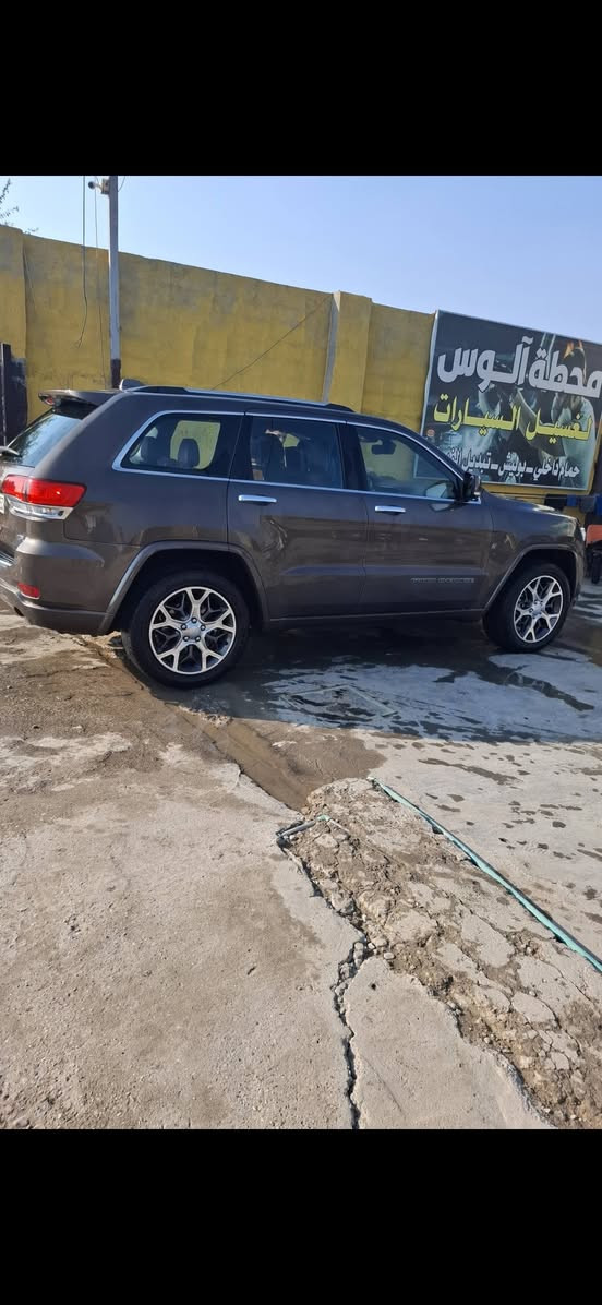 السلام عليكم .جيب شيروكي اوفر لاند خليجي هارلم موديل 2020 لون مميز ماشيه 89 سيارة مكفولة من الصبغ والبارد اكو بيه رصعة مال حصوة بالباب باقية ماساحبها سيارة كلش نضيفة ومعروفة مواصفات الاوفر لاند فوول السعر 34 المكان بغداد ..هاتف ***********
