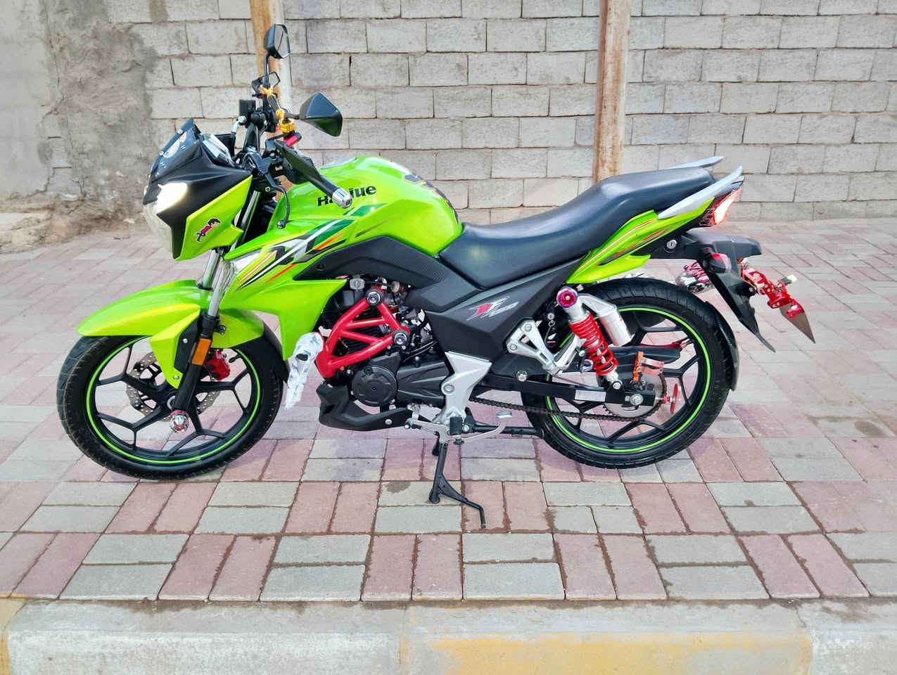 💚💚السلام عليكم الدراجة للبيع موديل 2023 مسجلة وكاملة وباقية بس علئ اللوحات الدراجة نضيفة حيل بدون اي حادث ممبدلة بيهة اي قطعة فقط التاير الخلفي مبدل السؤال والاستفسار اما علئ الخاص او الرقم ‏‪0786 303 8042‬‏
