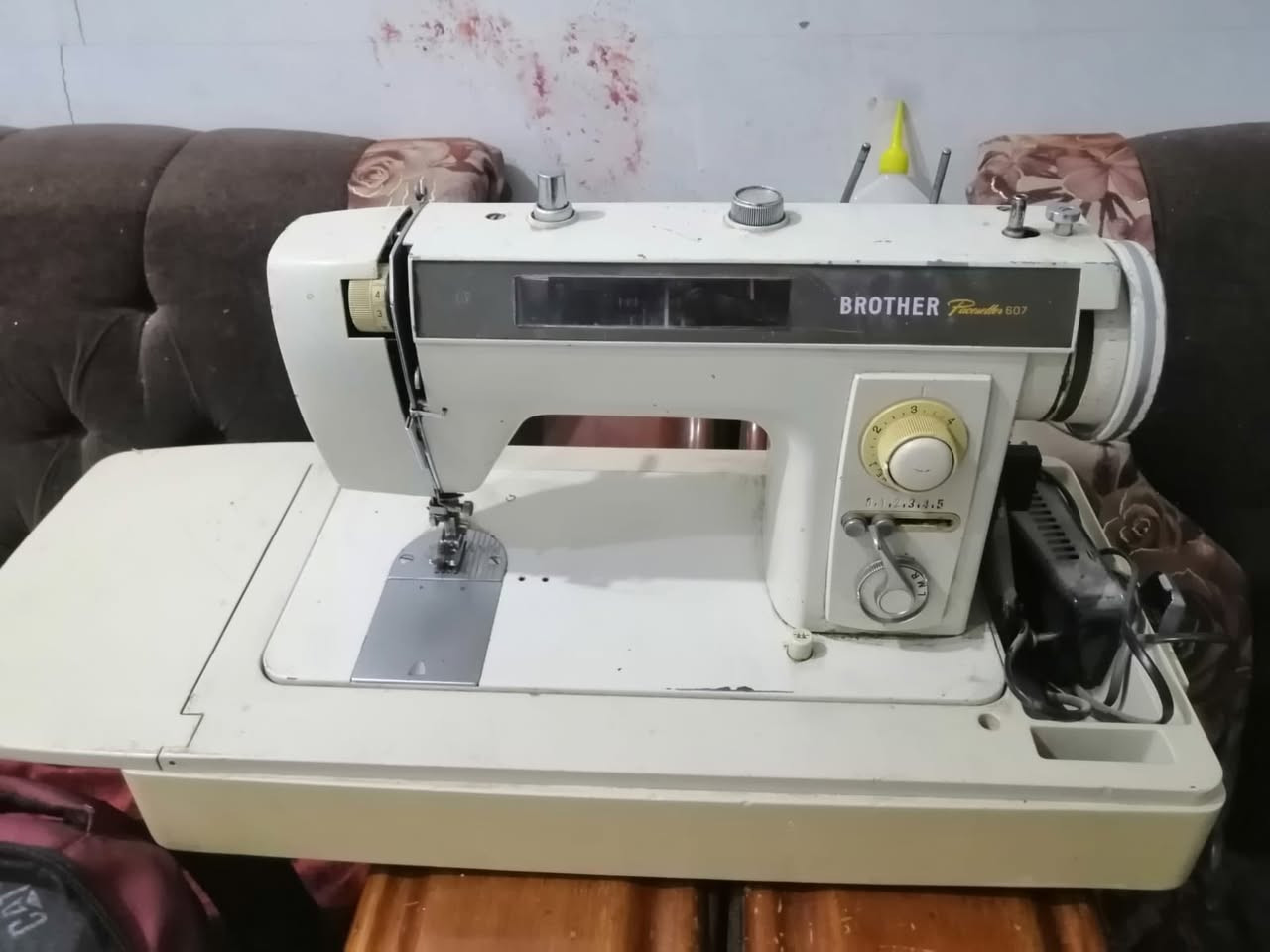 مكينة خياطة شغالة على الفحص مكينة وماطور ودواسة السعر ٥٠ المكان نجف حي ميسان ***********
