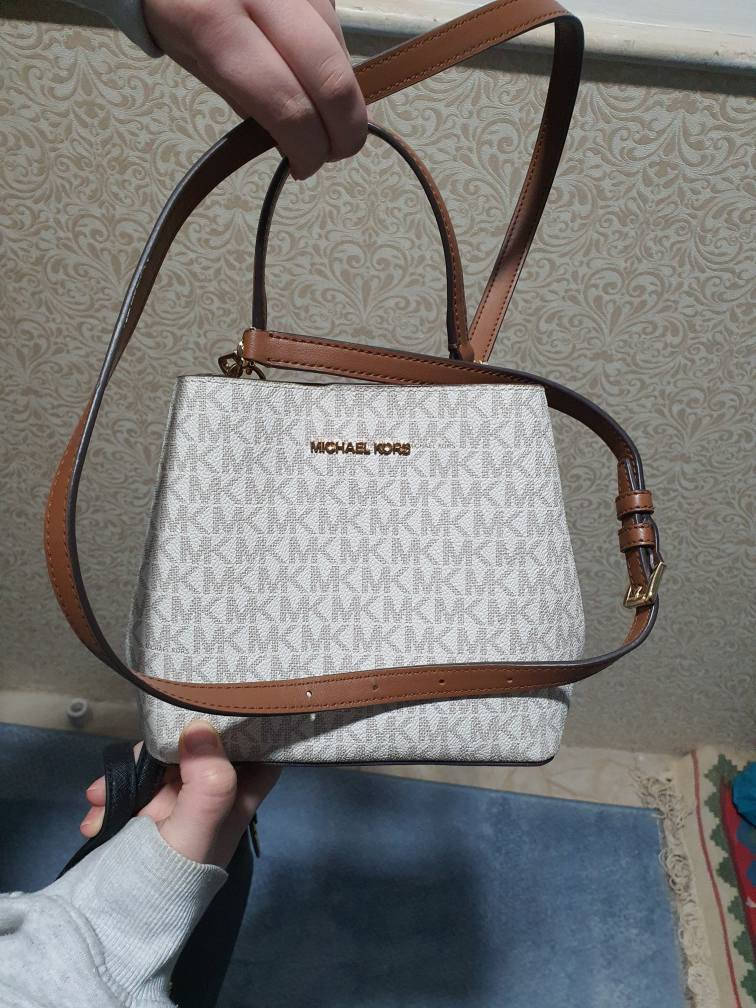 pre-loved original Micheal Kors bag for sale دهوك, العراق


**إذا كنت صاحب هذا الإعلان وتريد حذفه لأي سبب، رجاءا أرسل رسالة إلى الدعم الفني**