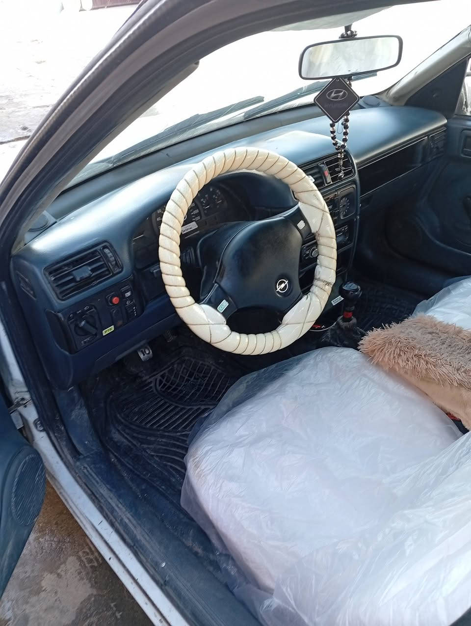 السلام عليكم اوبل موديل90 حجم 16 سنويه لل 27 بطاقه بانزين بيه وبيها جاملغ الامامي من السايق مبدل وبيها اهلالات مامسويهن والسعر 36 وبيها مجال للشراي ***********
