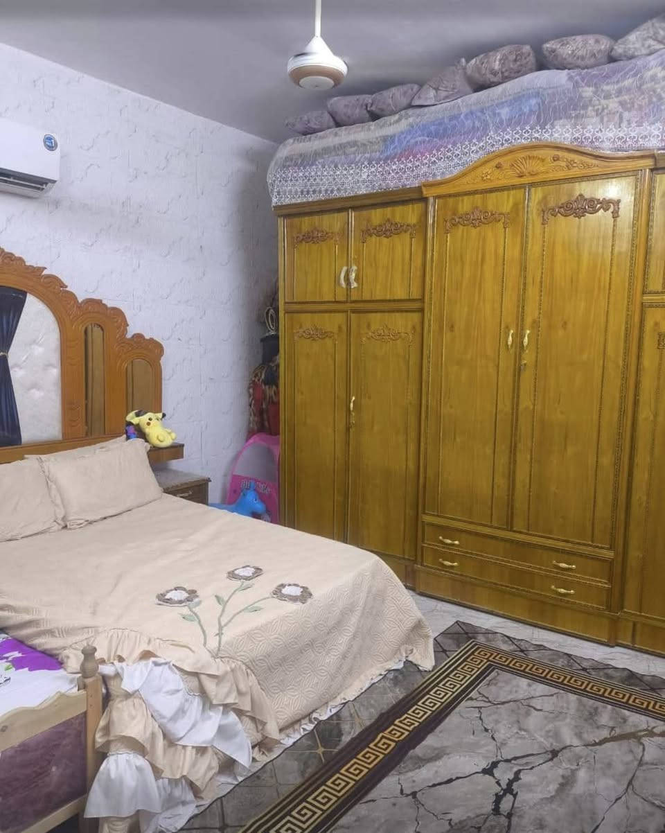 سلام عليكم بيت للبيع حي السفير الفرع مقابل افران علي الهادي المساحة 125 طابقين اربع غرف سويتات بناء حديث السعر142 للاستفسار ***********
