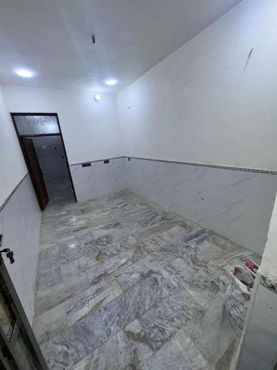 السلام عليكم
بيت للبيع مساحة 60 متر حديث
الواجهة 3 متر
النزال 20 متر
يحتووي على 3 غرف نوم 
وصاله
خدمات فوك وجوة
العنوان الشعب قرب شارع الصحة
السعر 155 وقابل لتفاوض رقم ***********
