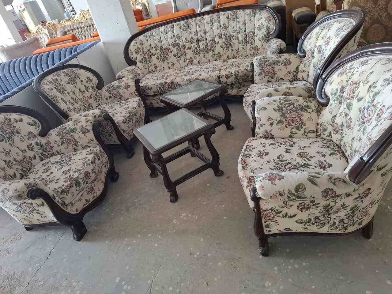 تخم ملكي كلاسك زان باله تركي نظيف جدا جدا 7 نفر كلش امرتب اسفنج مضغوط كل ضرر مابيه وخشب قوي كلش   بابل الحله الحمزة الغربي   ويوجود توصيل♥️️️
***********
