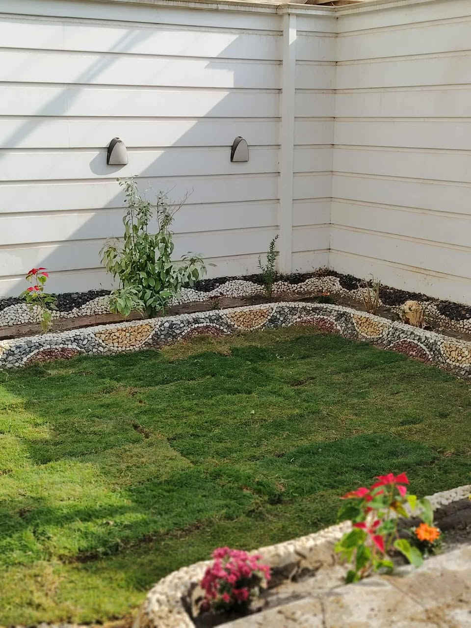 السلام عليكم شتغل جميع انواع الحدائق المنزليه 

***********
