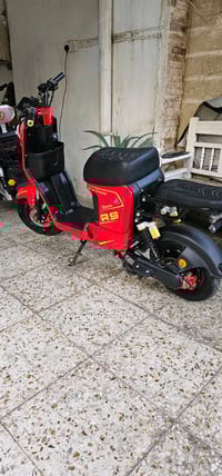 دراجة كهربائية باللون الأحمر، بحالة جيدة وما مستعملة كثير. مزودة بأضوا...