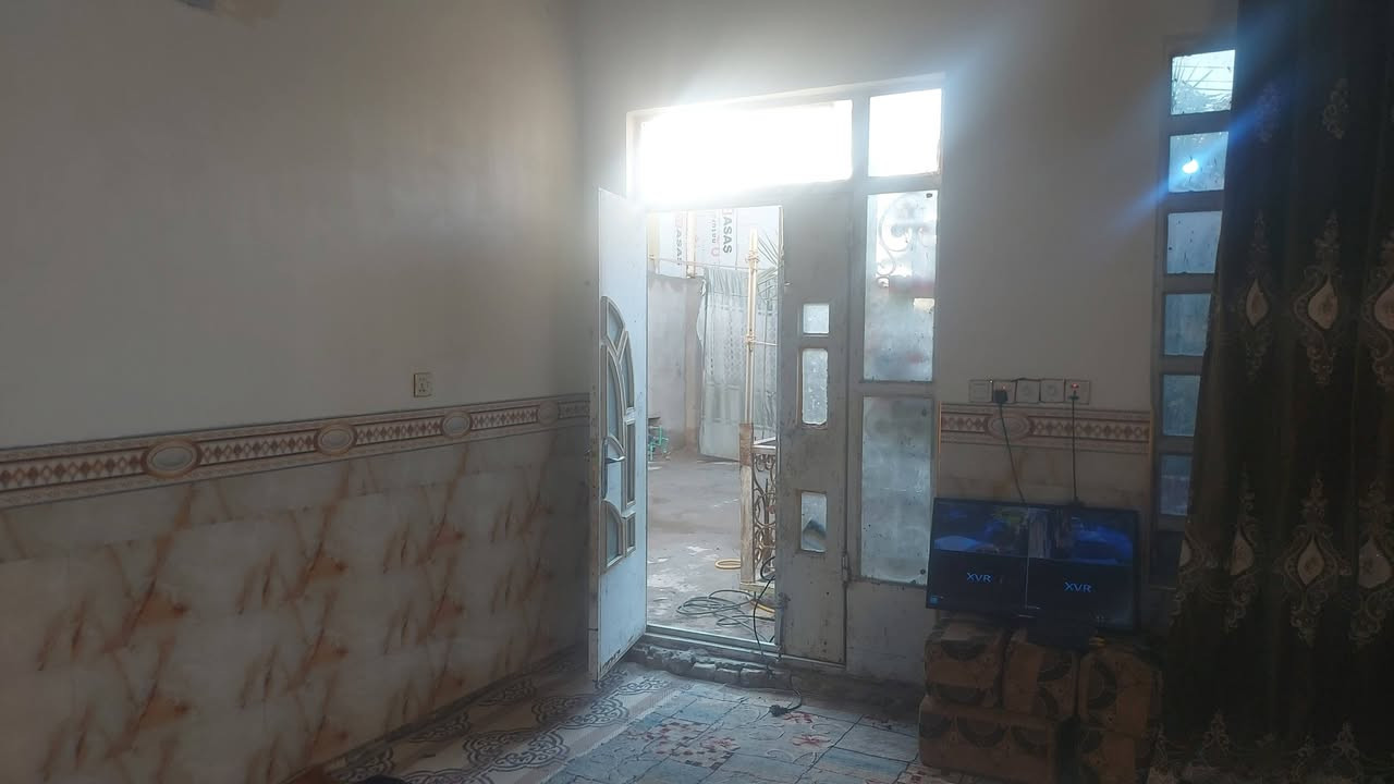 دار للبيع المساحه  ٢١٠ صب اساس وسقف غرف عدد٢ وصاله واستقبال وتخاريج داخلياً وخارجيات مع حديقه وساحة  عالي عن الشارع ***********
