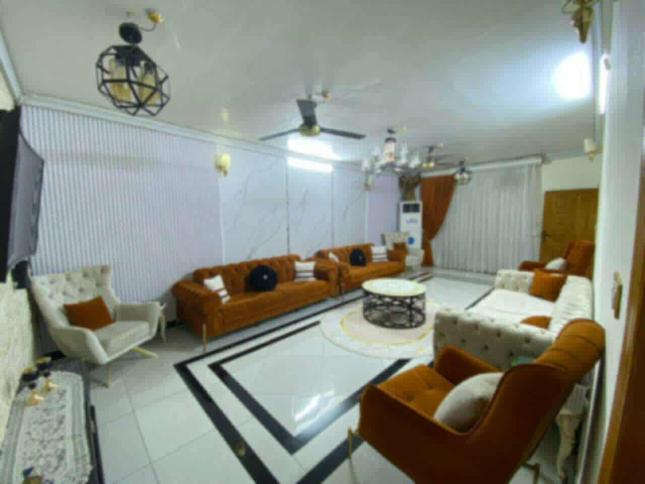 السلام عليكم ورحمة الله وبركاته
بيت للبيع مساحه 240 متر طابو طابق ونص ..
الطابق الاول غرفة نوم 
مطبخ حار وبارد 
استقبال وصاله مفتوحه ع المطبخ البارد 
صحيات عدد 2 خارجي وداخلي
كراج وحديقه 
الطابق الثاني غرفتين نوم وصاله اضافة الى مخزن بالسطح 
الموقع قريب ع شارع عشرين ..المعمل 
للاستفسار التواصل ع. الرقم  ***********
