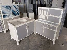 السلام عليكم إخواني 
عندي كراج على شارع سنجار اريد واحد شريك وياي 
يشتغل بصناعة كاونترات عندي ورشة عمل 
مطابخ المنيوم وابواب بلاستيك يعرف بشغل 
علما بأن ايبيع كاونترات مستعمله 
يطب ويايه مواد شريك 
ورزق على الله 
يتصل على رقمي ***********
