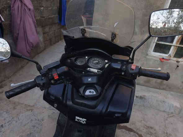 سلفر 600 بقلاوة شغاله كلجات دبلات اماميه خلفية مكفولة محرك وكهربائيات مكفولة لاتنقيص ولاتبخير رايدها بواحد و300 قفل نقصها باتري فقط ماشية 85 مابيه اوراق  شادلهة زنون بوحده سعره 85 ومروحه اضافيه يعني لو بنار جهنم ماتحمه جنطة خلفيه جبيره وحلوة اوفر شغال مكاني بغداد الكمالية رقمي ***********
*********** بغداد
