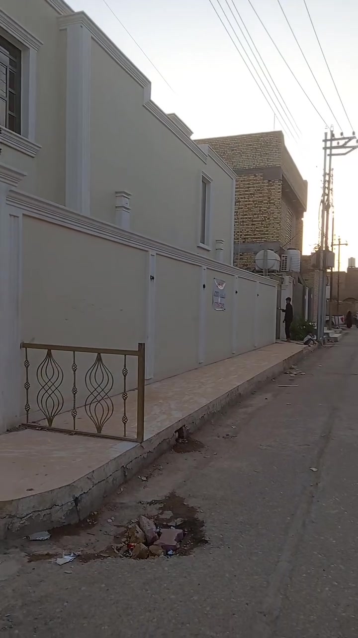 السلام عليكم... الدار للبيع مساحة ٢٠٠متر ركن يكون على فرعين   والبيت ترميم حديث  يتكون البيت الواحد على بيتين  أرضي وثانوي  البيت لم يسكن .
العنوان حي الشهداء السايدين  للاستفسار ***********
