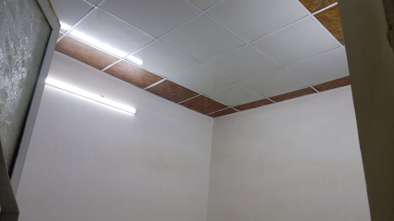 سلام عليكم بيت الاجار مساحه 70متره بحي سلام قريب سكه ابو عماد سعره ب300بيه الغراف و مطبخ وصاله وخدمه***********
