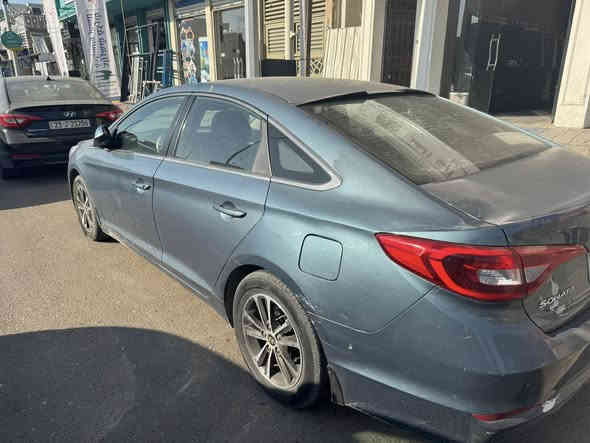 السلام عليكم 
سوناتا خليجي

مديل ٢٠١٦ 

بدون حادث بيها جراد 

ماشية ١٦٠ 

سنوية نافذة

وبيها صبغ فقط هلال جاملغ خلفي

السعر ١١٨

***********
