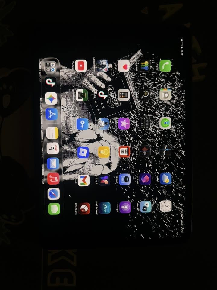 مميزات iPad Pro M4 (11 إنش)
• معالج M4 فائق السرعة للألعاب والتصميم والمونتاج.
• شاشة Ultra Retina XDR OLED بألوان مذهلة وسطوع عالٍ ودقة ممتازة.
• معدل تحديث 120Hz ProMotion لتجربة سلسة جداً.
• تصميم نحيف جداً بسُمك 5.3 ملم ووزن خفيف 444 غرام.
• دعم Apple Pencil Pro للكتابة والرسم الاحترافي.
• كاميرا أمامية 12MP مع Center Stage لمكالمات الفيديو.
• أربع سماعات ستيريو بصوت قوي وواضح.
• منفذ USB-C / Thunderbolt لنقل الملفات بسرعة عالية.
• دعم Wi-Fi 6E و5G (في النسخة الخلوية).
• بطارية تدوم حتى 10 ساعات من الاستخدام المعتاد.


**إذا كنت صاحب هذا الإعلان وتريد حذفه لأي سبب، رجاءا أرسل رسالة إلى الدعم الفني**