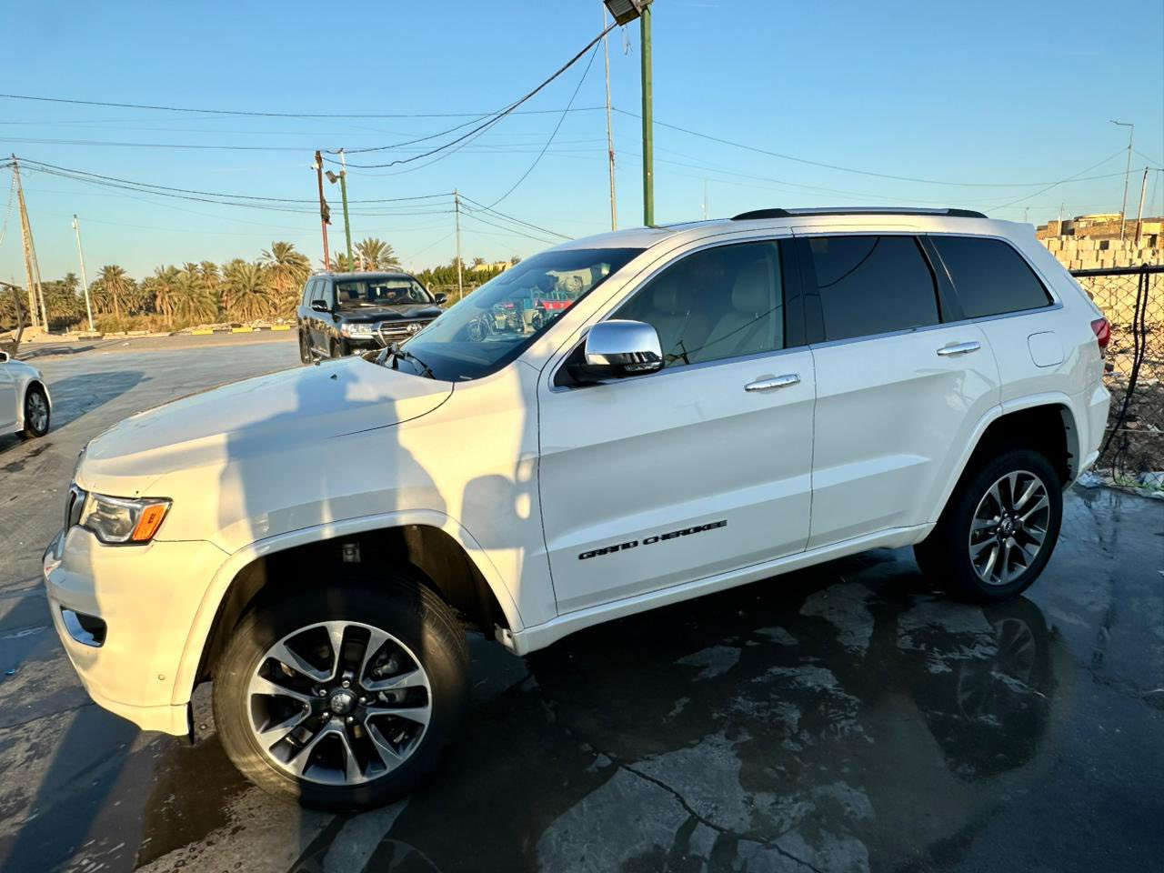 فئة سومت
أعلى مواصفة – فخامة وأداء على أعلى مستوى

▪️ موديل:2017
▪️ محرك: 6 سلندر 3.6L
▪️ كير: أوتوماتيك 8 سرعات
▪️ دفع: 4×4
▪️ اللون: أبيض
▪️ الداخلية: جلد فاخر

🔹 مواصفات كاملة:
– تعليق هوائي (Quadra-Lift)
– فتحة سقف بانوراما
– شاشة Uconnect
– كاميرا + حساسات أمامية 
_رادار امامي 
_رادار جانبي 
وخلفية
– ويل 20
– قيادة ناعمة وثبات عالي
– مناسبة للسفر والاستخدام اليومي

📌 السيارة نظيفة جدًا، استعمال راقٍ
📌 ما تحتاج شي
📌 جاهزة للفحص بأي مكان
📌 أوراق نظامية كاملة
🙋علما السياره معلايه موديل2022 
205💰
للاستفسار 
***********
