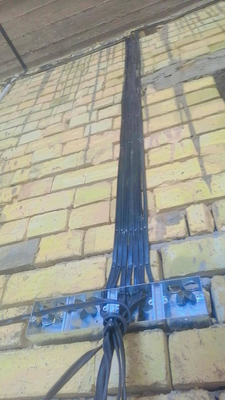 اني كهربائي شتغل بيوت شغلي نضيف ومرتب لي يريد اطلعله تصل بهاذ رقم ***********
