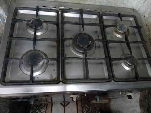 طباخ خمس عيون باله كويتي كلشي شقال بي حتى فرن نقصه بس جامه فوك مال غطه السعر ( ١٥٠ ) وبي مجال مكاني البصره وهذا رقمي ( *********** )
