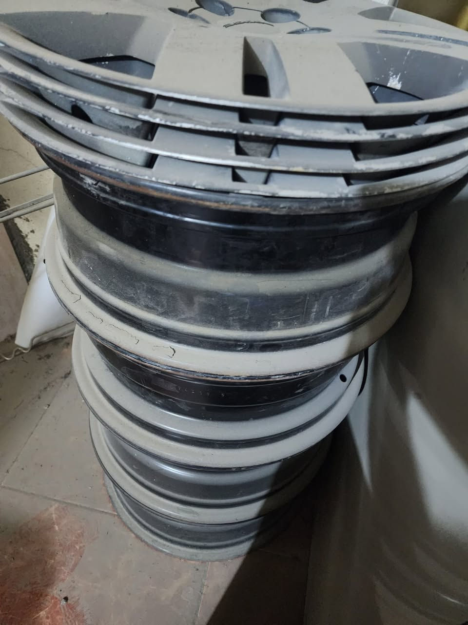 تخم ويل سيارة وياه الكب مالته 

الحجم 16

الويل نظيف ومابيه اي عواج او فطر او كسر 

اجاني ويه السيارة بالاستيراد 

مكاني بغداد - الشعب 

***********0

السعر 100 الف
