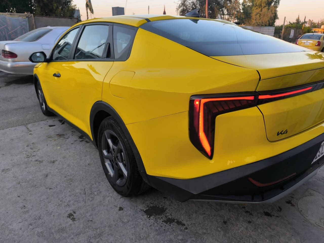 الفورتي الشكل الجديد كلياً موديل

KAi K4  25 ( وارد امريكي ) . 

ماشية 12 الف  فقط . 

لون اصفر ليموني رقم خصوصي 😉

بغداد انكليزي بسمي  

كاملة مابيهة اي نقص دوشمة 

حادث بسيط بدون تبديل بدون فتح السيارة ليبل واحد

مواصفات ( محرك 2000 دوش سمارت ذكي . بصمة تشغيل وابواب وصندوك ، تشغيل عن بعد ، شاشة ايباد كبيرة ، كاميرا خلفية ، ويل كب ، سايد بريك دكمة ، لد نهاري شمسي ، لايت 3 عدسات زنون بلادي ، بك لايت لد ، رادارات 360 ومانع توقف ، نقاط عمياء ، كروس سرعة ، مانع انزلاق ، تحديد مسار ، اوتو هولد ، نظامين قيادة ، وباقي مواصفات LX . المعروفة ) . حجر بشرط بلادي 

اي استفسار تفضل خاص وتدلل ارسل رقم 1 يصل سعر 

 وتفاصيل
السعر 173 وبيها مجال


**إذا كنت صاحب هذا الإعلان وتريد حذفه لأي سبب، رجاءا أرسل رسالة إلى الدعم الفني**