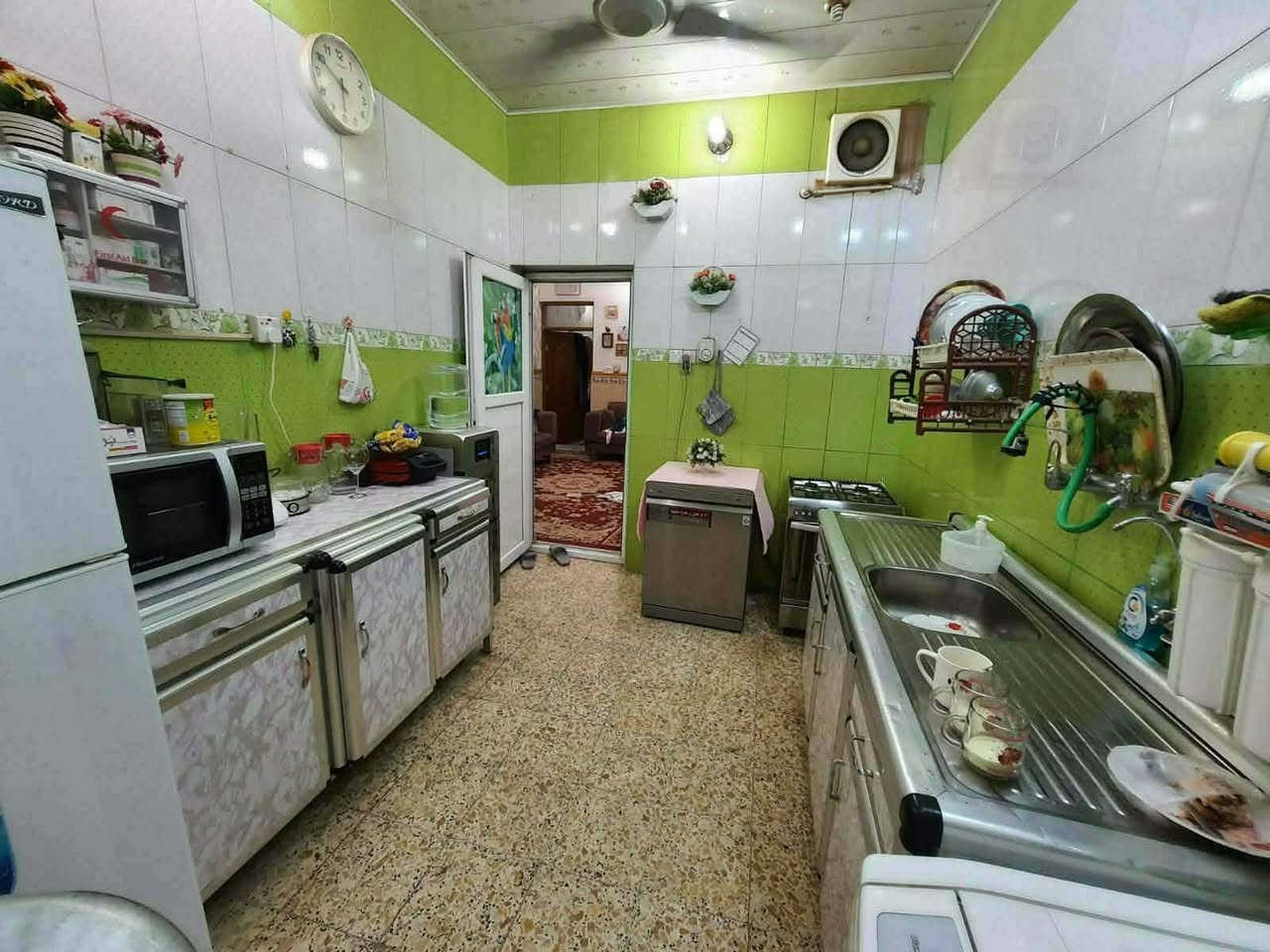 للبيع بيت بسعر مناسب
-موقع ممتاز : النجف - حي السلام - خلف مول دارك 
-المساحة: 100م واجهة 5م نزال 20م 
-طابق واحد صب كونكريت مسلح
-يتكون من غرفة ومطبخ واستقبال وصاله ومجموعة صحيات
-باسم راعيه اصولي من الناحية القانونية
-شارع ب عرض 10م

-السعر 178 مليون وبي مجال 

-لمعرفة بقية التفاصيل والموقع GPS تواصل خاص او واتساب او فايبر ***********
