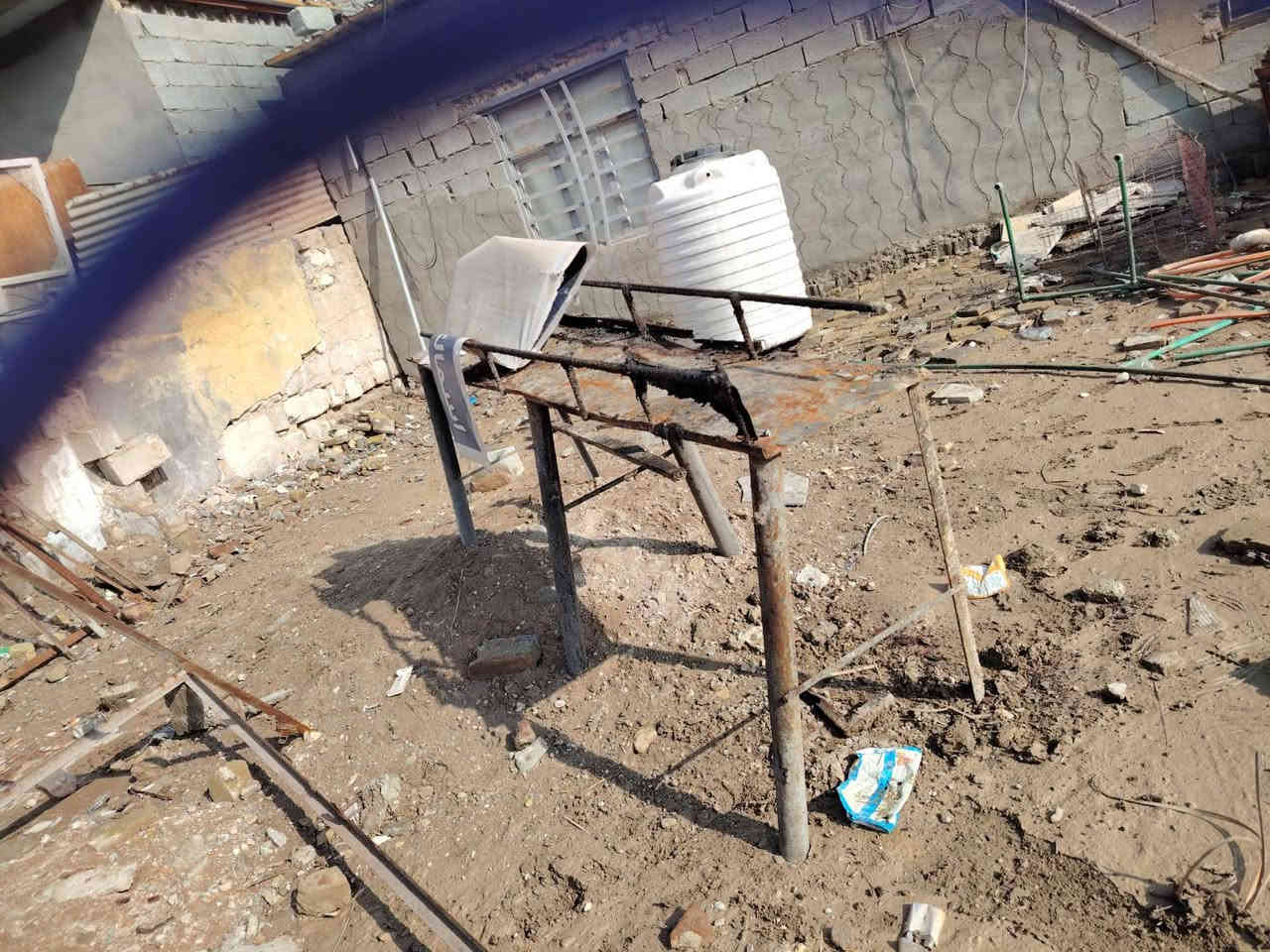 السلام عليكم غراض مستعمله للبيع مجمده استعمال 6 شهور مفرغه بنكه باب بيارسي سقايف اثنين جدد ميز حديد كبير وداير حديد جبير ينسد وينفتح. لتواصل ***********
