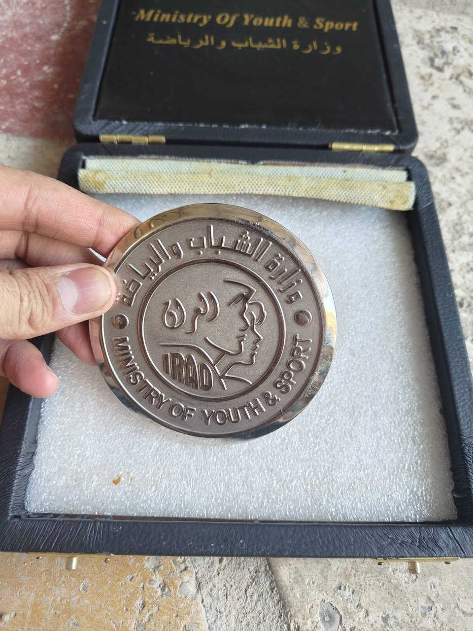 بوكس جلد اصلي مع قرص معدني ستيل بالكامل
اعتقد درع تكريم  او شيء من هذا القبيل 
اول تم 10 الاف مع التوصيل
***********
