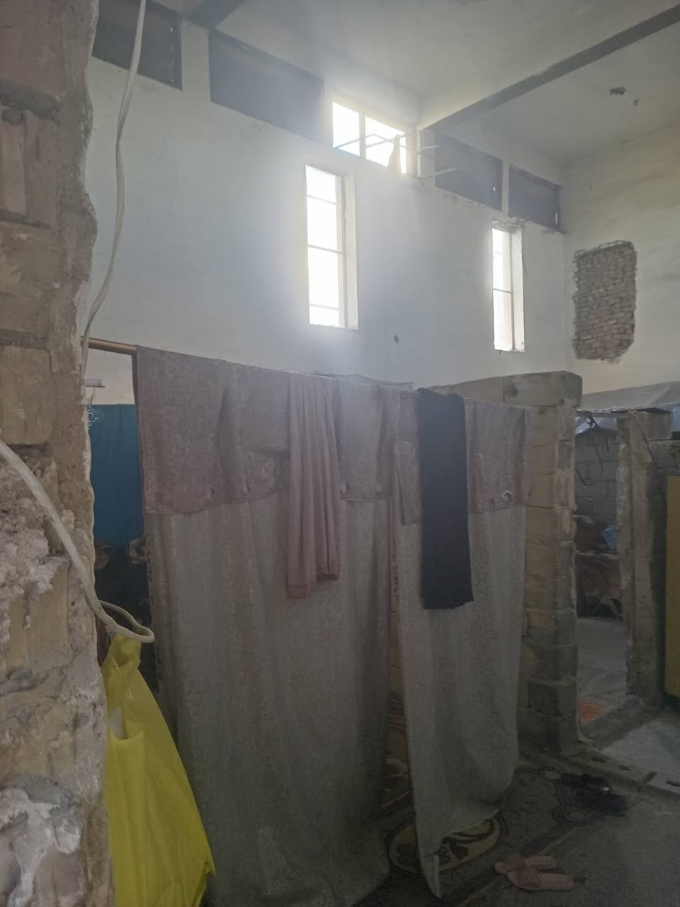 السلام عليكم عندي بيت حواسم واقع حال مكان بغداد مدين الصدر سعر3ملاين معلومات أكثر تصال عله رقم ***********
