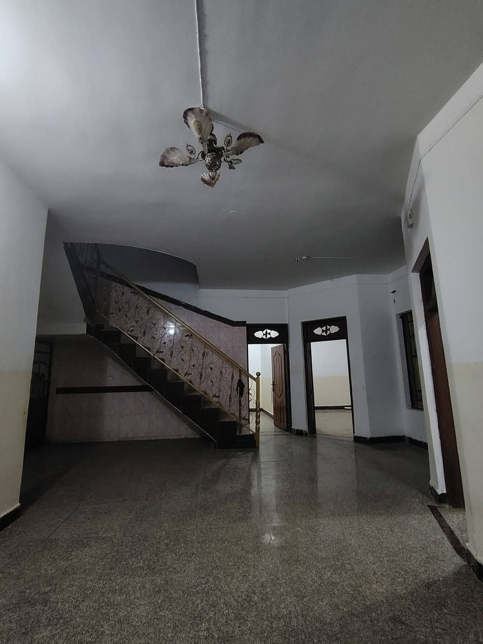 بيت للايجار في الصويرة حي العسكري
شارع حكمت قرب مدرسه سفينه النجاه مساحة 300متر يتكون من طابقين الطابق الأول يتكون من 2غرف نوم +استقبال +صاله +مطبخ يحتوي على كاونتر +صحيات والطابق الثاني يتكون من 2غرف نوم +صحيات +بيتونه
وللاستفسار الاتصال على الرقم
***********
