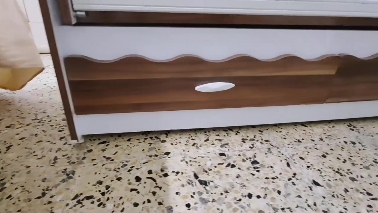 السلام عليكم تخت طفل هزاز حيل نظيف السعر عل خاص
