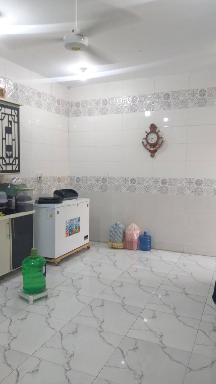 السلام عليكم دار سكن للبيع حديث البناء درجة اولئ في الكوت منطقة حي الحكيم نزلة علاء غريب مساحتة 225م وشارعة 10م يبعد عن الشارع العام 200م البناء طابوق درجة اولى والسقف صب مسلح والارضية والجدران سيراميك ويتكون البيت من غرفتين نوم وصالة واستقبال ومطبخ وبيتونة كبيرة وصحيات داخلية وخارجية ومرقم من قبل البلدية السعر 82 وبي مجال الاستفسار الاتصال على هذا الرقم ***********
