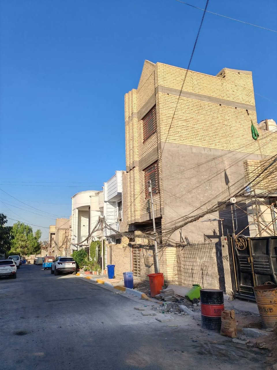 السلام عليكم بيت 50متر الواجهة 5 والنزال 10 زراعي البحث العلمي مقابيل كفاءات شهداء السيدية طابقين ونص 3غرف +استقبال +مطبخ +ترك + منور الصطح شتايكر جاهز للسكن بناء حديث الخدمات ماء مجاري كهرباء وتبليط السعر80مليون***********وتساب موجود ابوجعفر 
(داخل البيت كامل على الاخير جيب غراضك وسكن )
