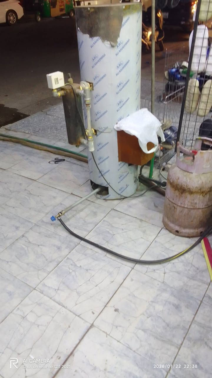 السلام عليكم مكوى للبيع المكان بغداد حي الجهاد حي الحسين شارع التجاري شغال وبي معاميل خير من الله محل كل غراضه جديده ايجار 450 موبايل***********   ،
