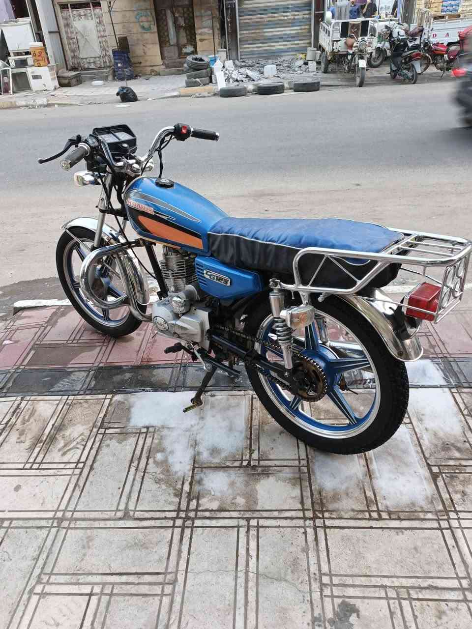 السلام عليكم للبيع بــارت أوراق موديل 20 ؛
 الدراجة جاهزه سلف وكهربائيات شغاله،،، تواير وؤياله جدد،،، دبلات،،، مانقصه برغي مكانه ناصرية مركز ؛
 السعر 600
إتصال ***********
