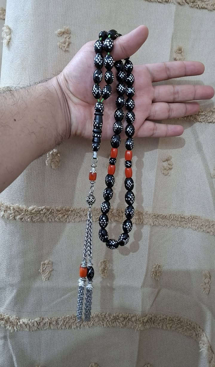 يا الله.. 🤲🌹
 يسر حجازي مكاوي  قديم ...
العدد (39) خرزه دك بقلاوه فواصل مرجان اصلي…
ملاحظه الشاهود بي تصليح جدا بسيط… 
وزن السبحه الوزن 70  غرام بدون كركوشه صافي   

ملاحظه 💢 ابيع شرط حجازي مكاوي قديم … 

الشراي فقط يتواصل خاص ... 
ما راوس بيع فقط احبتي الغالين ...

 تواصل واتساب او على رقم ***********..
يوجد توصيل كافه محافظات العراق. 🚛...
