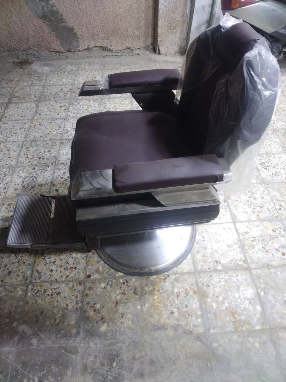 كرسي للبيع بسعر مناسب جدا..
***********

