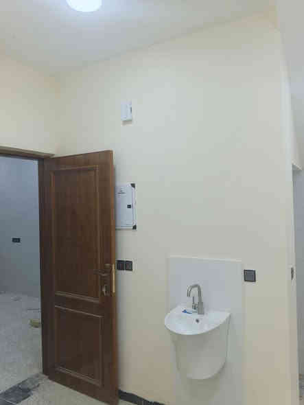 بيت للبيع ركن على ساحة خضراء وشارع 20 مساحة 160 متر 
في منطقة #حي_الحوراء (زين القوس ) قرب الحشد 
🔴#السعر 125 مليون 

بناء حديث غير مسكون يتكون من طابقين:

#الطابق_الأول مكون من ( استقبال+ مطبخ+ صاله+ غرف نوم عدد 2 + صحيات داخليه وخارجية+ منور يحتوي على باب مطل على الشارع الثاني)

#الطابق_الثاني غير كامل مكون من ( 3 غرف نوم + صالة + صحيات+ سطح ثاني) 

للتواصل مراسلة الصفحة أو الاتصال:
📍***********
