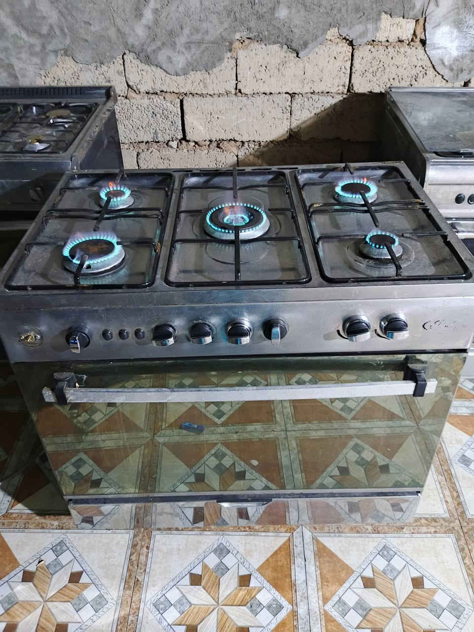 طباخات عل فحص ٥عيون كله شغال ب١٦٥ وبيهن مجال اتصال ***********
