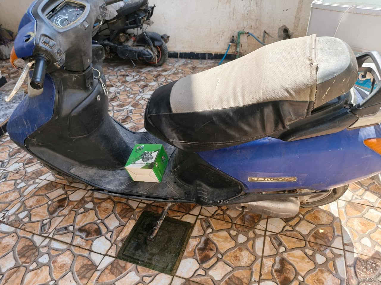 السلام عليكم دراجه سبيسي دراجه كامله شغله مكينه خير من الله نقصهة بس باتري اريدهة ١٨٠ وبيهة مجال لاستفسار *********** مكان المفرك
